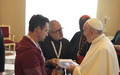 Papa Francisco recibe fotos con los nombres de las 270 personas muertas en Brumadinho, Brasil.