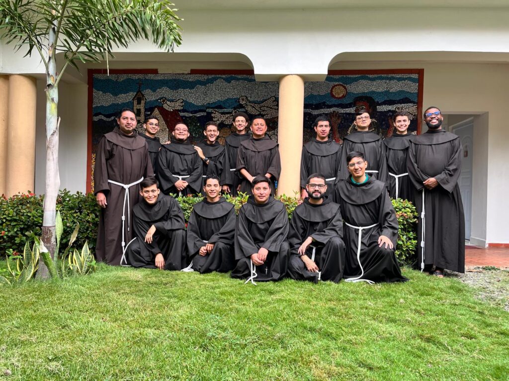 Grupo de novicios durante su formación franciscana en JPIC