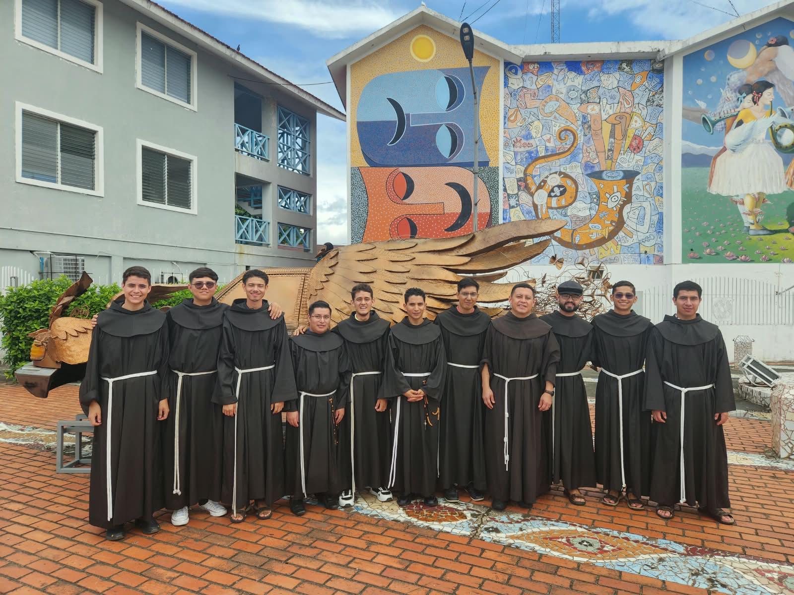 Novicios franciscanos durante una jornada de JPIC y formación franciscana en República Dominicana