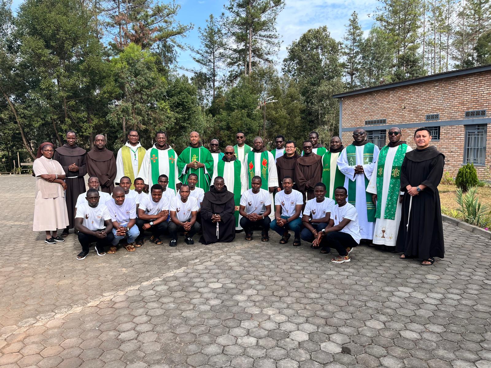 Frailes franciscanos y participantes reunidos tras la celebración de la Eucaristía durante el encuentro JPIC de África en Ruanda. Frailes franciscanos y participantes reunidos tras la celebración de la Eucaristía durante el encuentro JPIC de África en Ruanda.