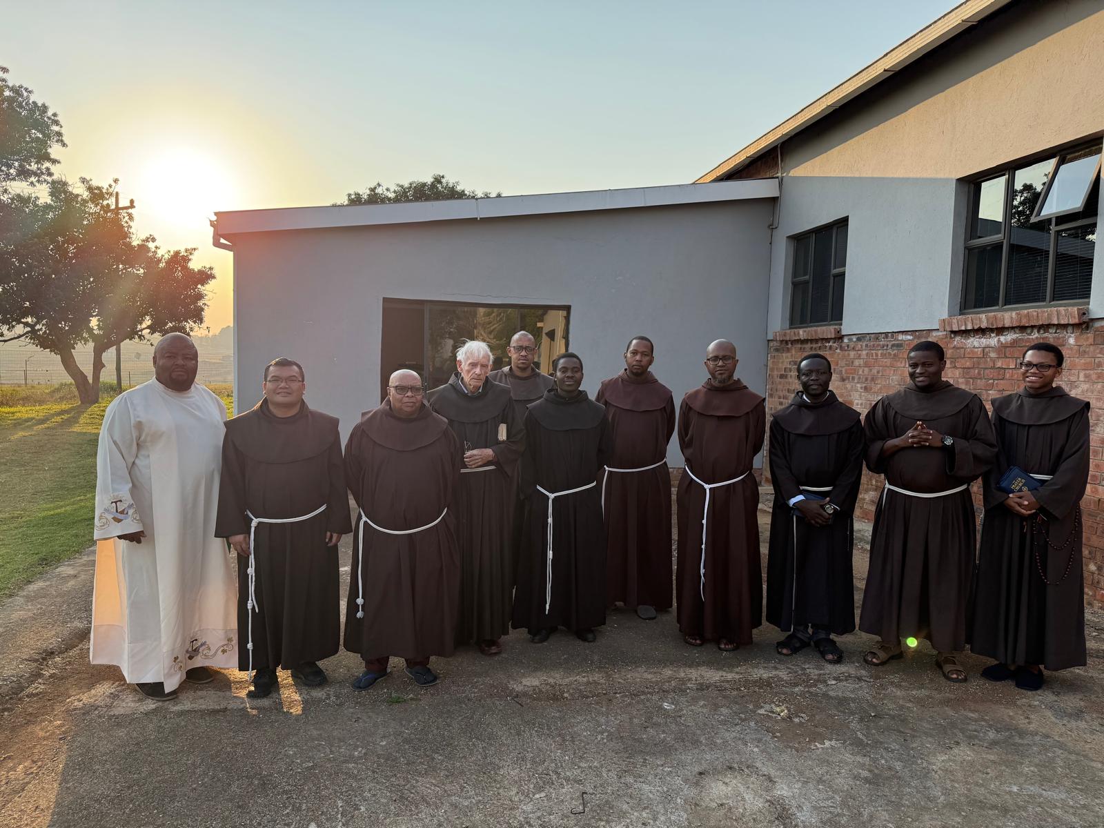 Novicios franciscanos durante una jornada de JPIC y formación franciscana en República Dominicana