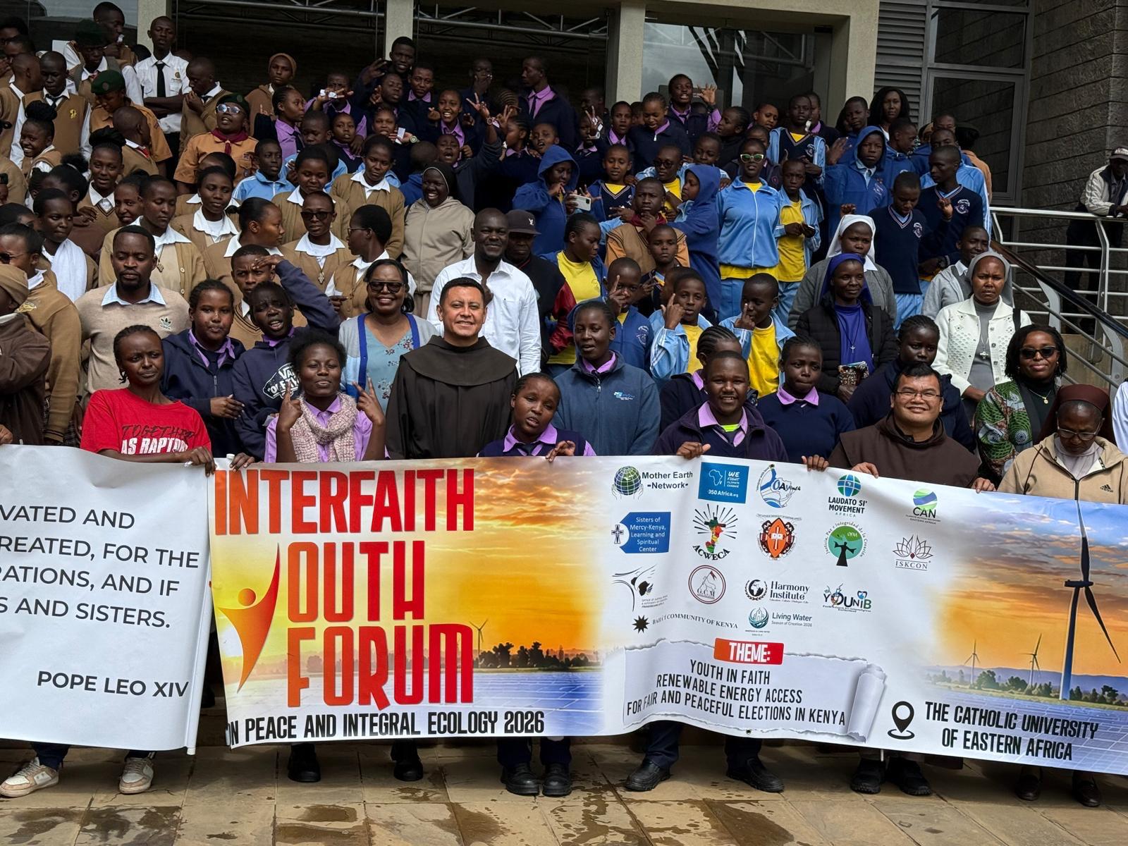 Joven-participante-sostiene-un-cartel-a-favor-de-las-energias-renovables-durante-la-marcha-en-Nairobi