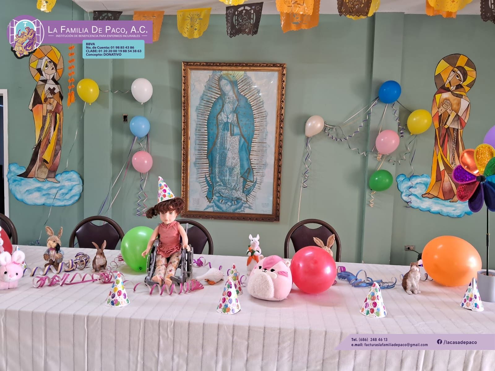 Sala de Casa de Paco en Mexicali decorada con globos, figuras religiosas y adornos festivos para una celebración.