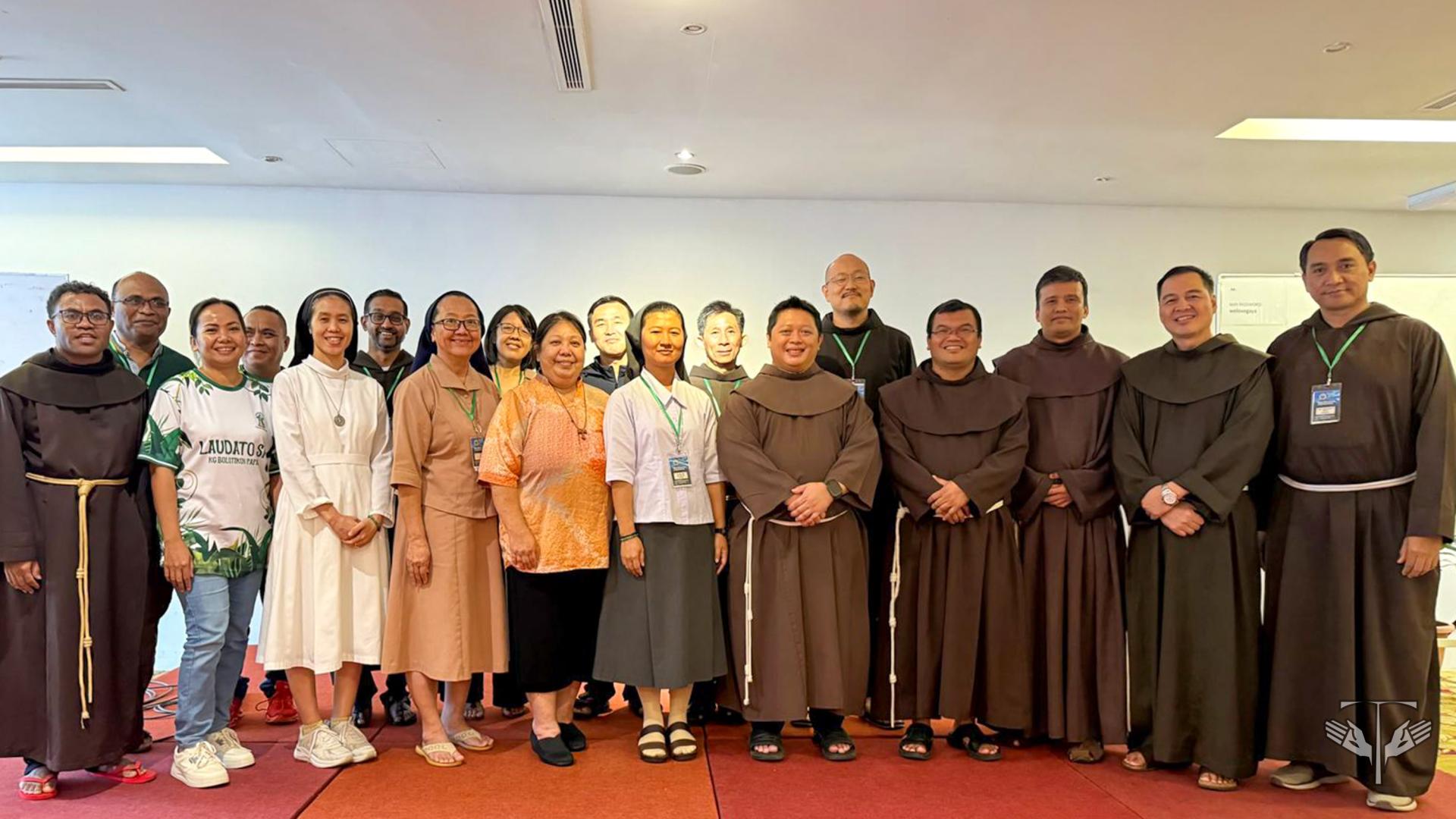 Group photo of Franciscan friars, religious sisters and lay participants at the Franciscan Network assembly in Asia.