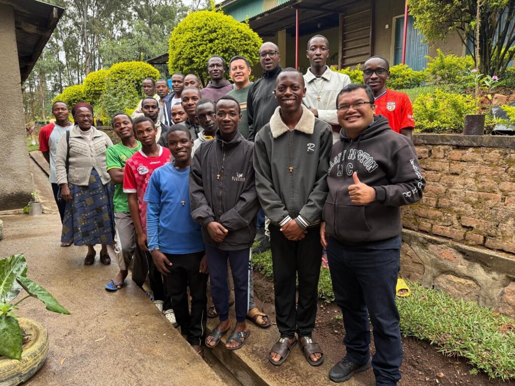 Miembros-del-Comite-de-Animacion-de-JPIC-junto-a-jovenes-del-postulantado-franciscano-durante-una-visita-fraterna-en-Ruanda